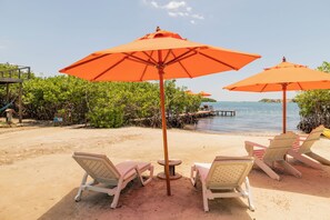 Private beach, white sand, sun loungers, beach umbrellas - Hotel Playa Scondida Baru (Cartagena)