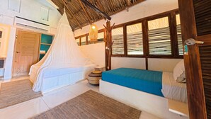 Une chambre avec un lit, une moustiquaire, un plafond en bois et une fenêtre avec des stores.