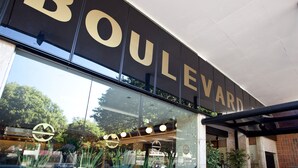 Un escaparate con un gran letrero que dice 'BOULEVARD'.