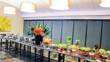 Breakfast, lunch, dinner served; international cuisine
