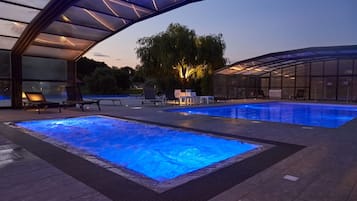 Piscine couverte, 2 piscines extérieures, parasols de plage