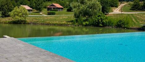 Innenpool, 2 Außenpools, Sonnenschirme, Liegestühle