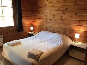 Ecolodge Tribu | Ameublement personnalisé, rideaux occultants, fer et planche à repasser