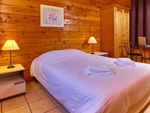 アパートメント 3 ベッドルーム (Ecolodge Tribu) | 客室ごとに異なるインテリア、遮光カーテン、アイロン / アイロン台、ベビーベッド