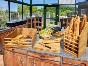 Dagelijks continentaal ontbijt (EUR 12 per persoon)