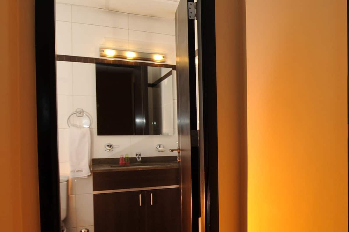 Familie suite, 2 slaapkamers, kitchenette | Badkamer | Gratis toiletartikelen, een haardroger, handdoeken