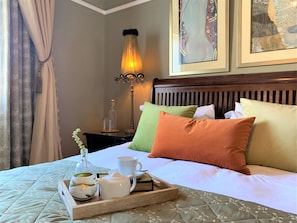 Egyptian cotton sheets, hypo-allergenic bedding, down duvets - Abbey Manor Luxury Guesthouse (Cape Town)