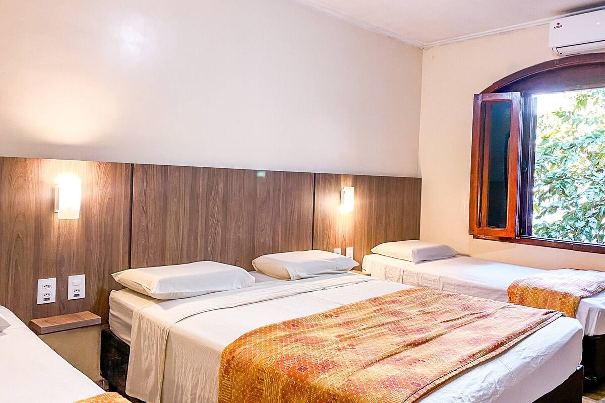 Quadruple Room | Minibar, in-room safe, WiFi (free), bed sheets