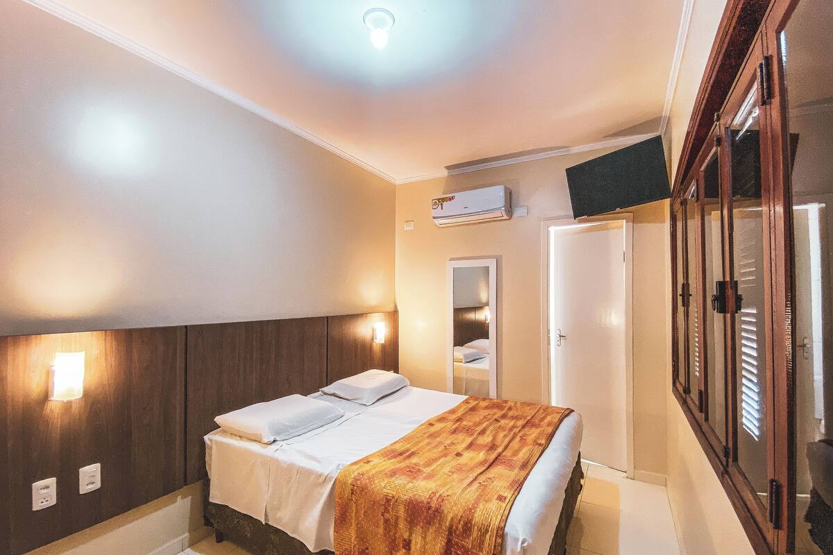 Double Room | Minibar, in-room safe, WiFi (free), bed sheets