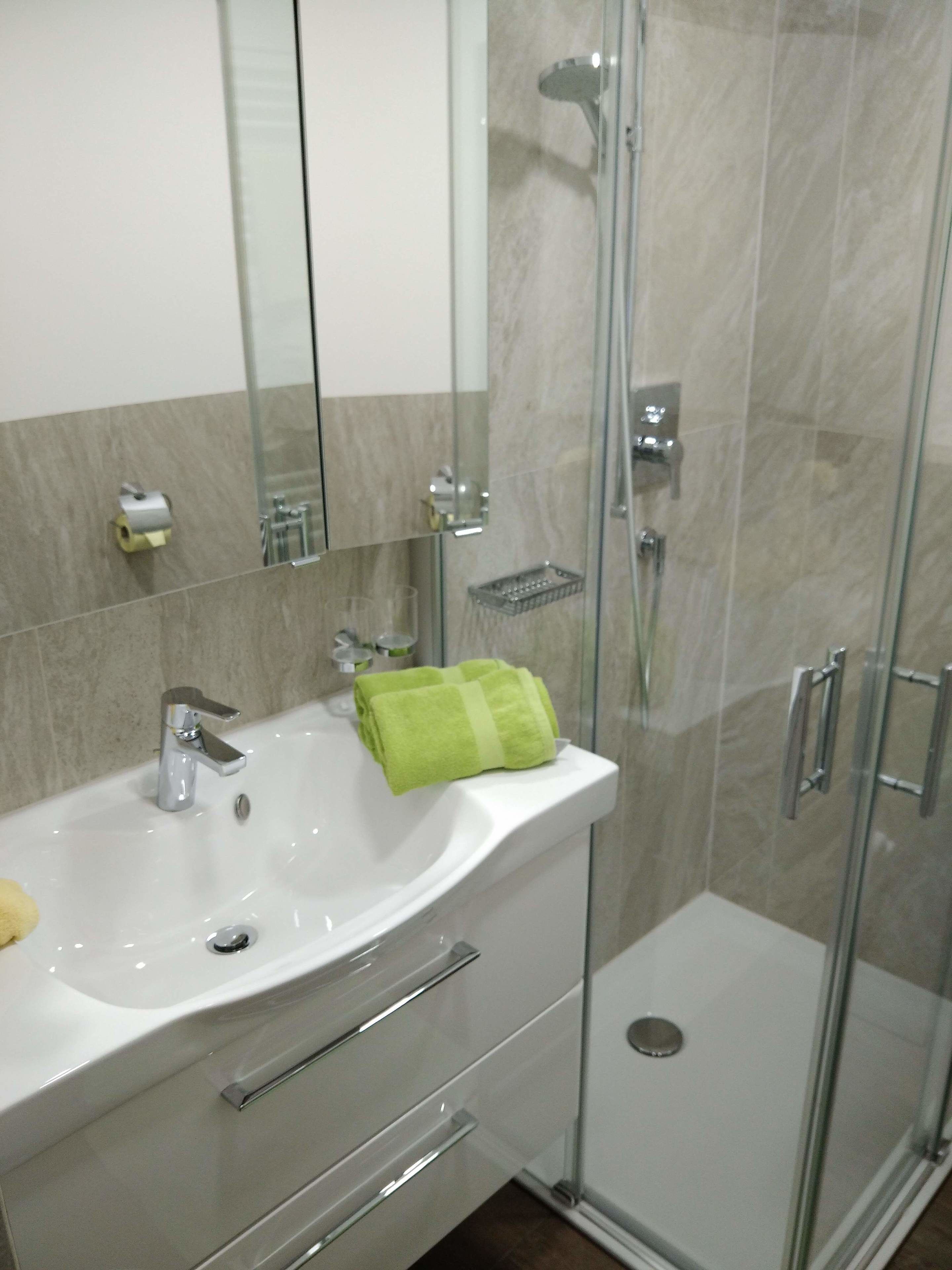 Dusche, kostenlose Toilettenartikel, Haartrockner, Handtücher