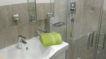 Dusche, kostenlose Toilettenartikel, Haartrockner, Handtücher