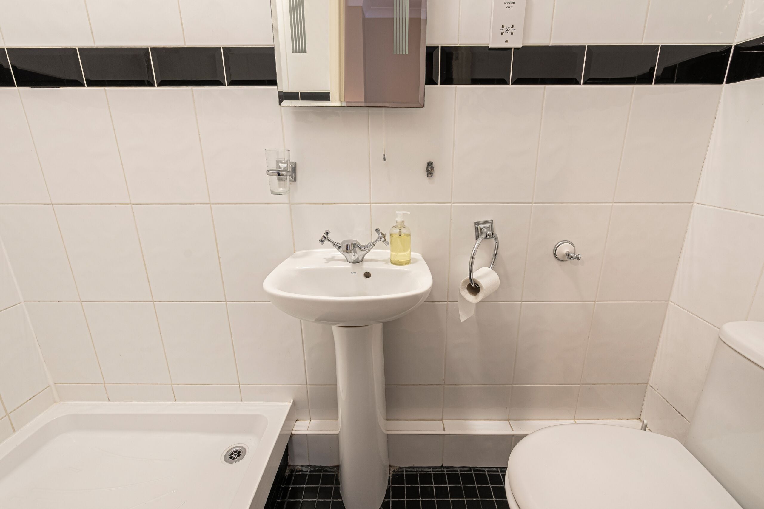 A bathroom with a white sink, toilet, and bathtub.