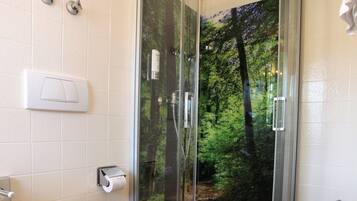 Kostenlose Toilettenartikel, Haartrockner, Handtücher