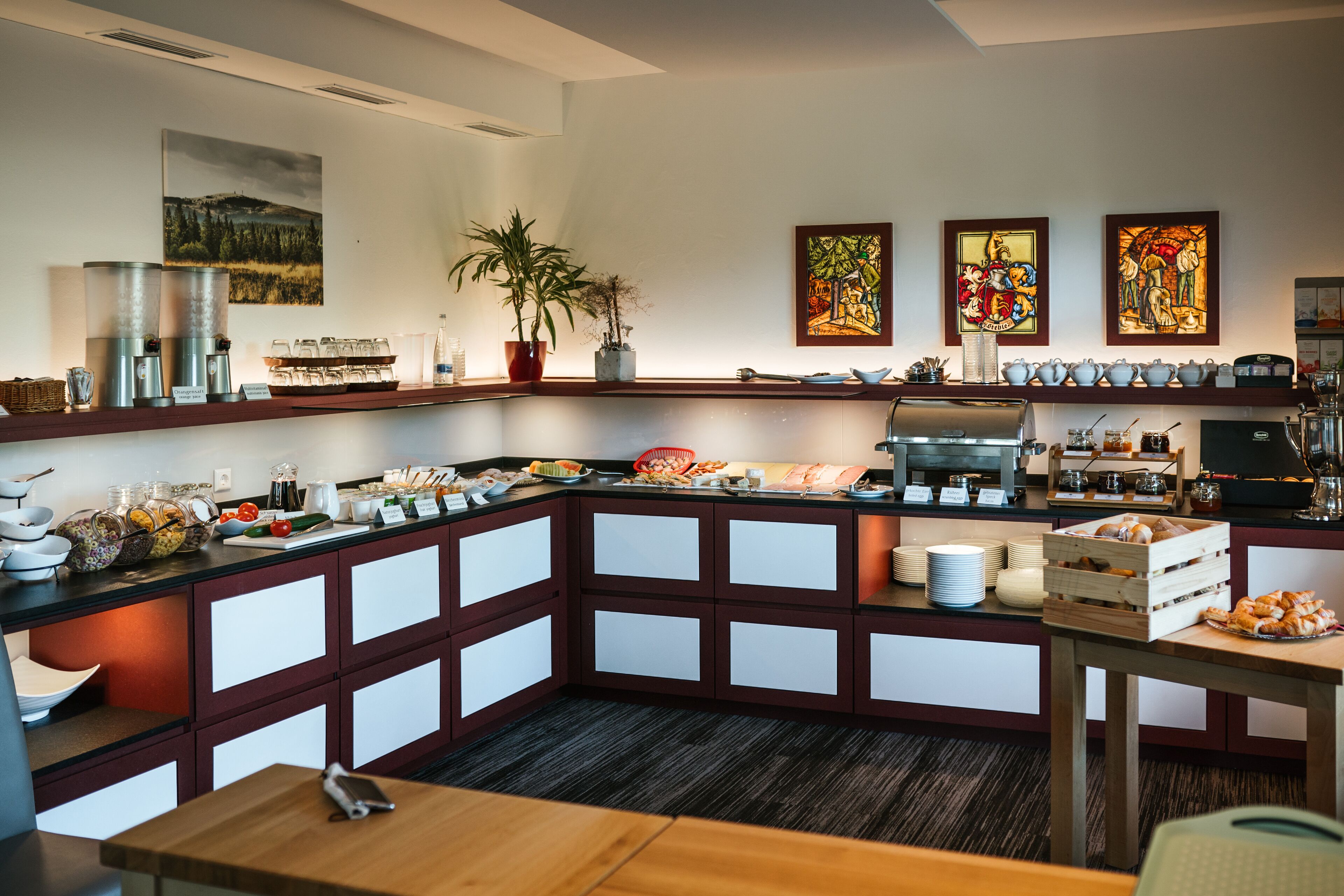 Serveert lunch en diner, regionale gerechten