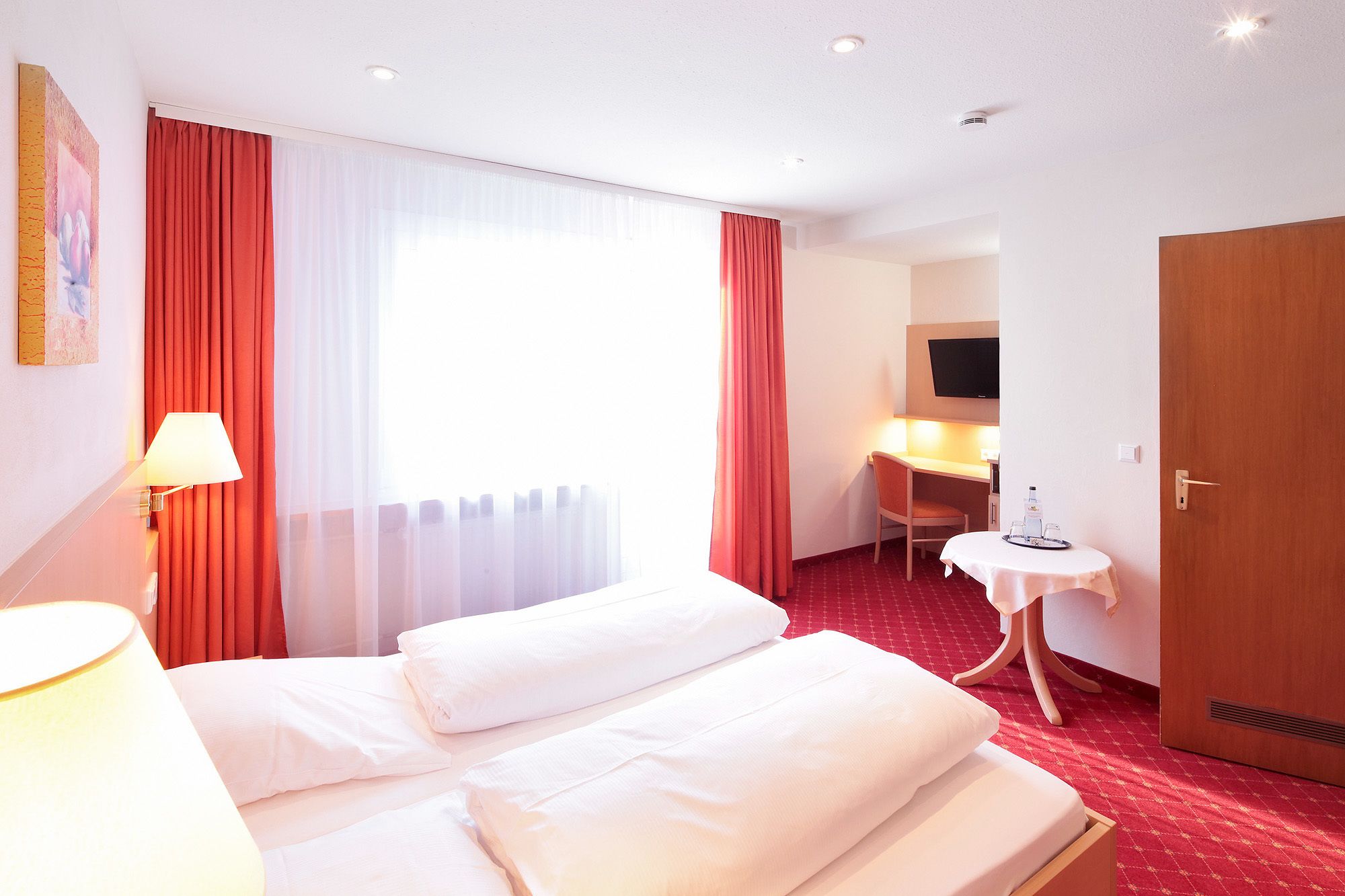 ห้องอีโคโนมีดับเบิล | ตู้นิรภัยในห้องพัก, ห้องพักตกแต่งอย่างมีเอกลักษณ์, โต๊ะทำงาน