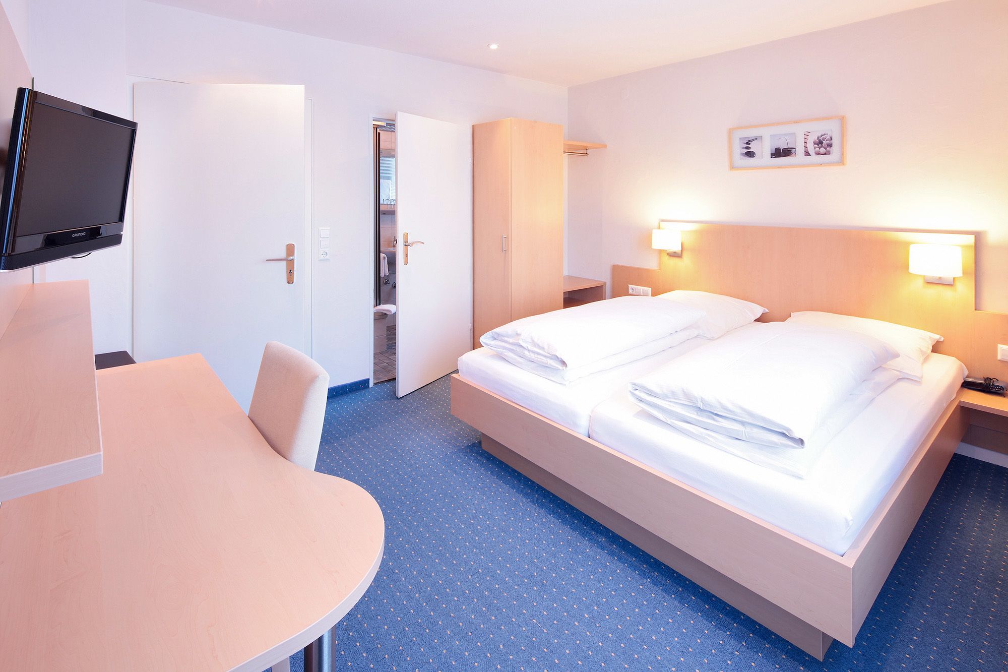 economy double room | in-room safe, individually decorated, desk, laptop workspace