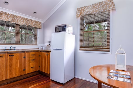 Full-size fridge, microwave, coffee/tea maker, electric kettle. Cypress Ridge Cottages