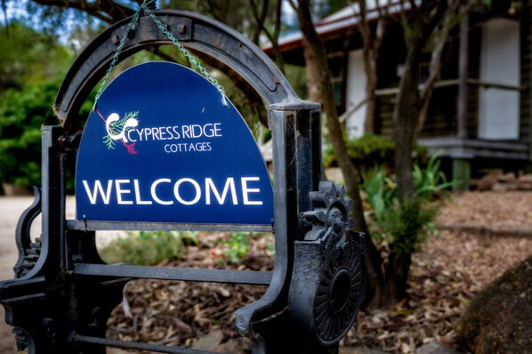 Un panneau d’accueil pour les chalets de Cypress Ridge.