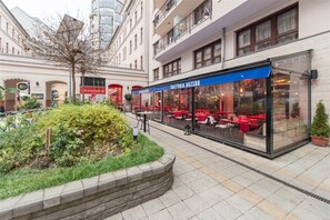 Outdoor dining - Mango Aparthotel (Budapest)