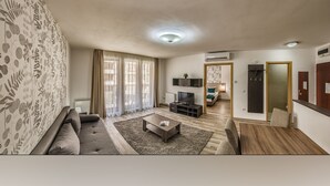 In-room safe, blackout drapes, iron/ironing board (on request) - Mango Aparthotel (Budapest)