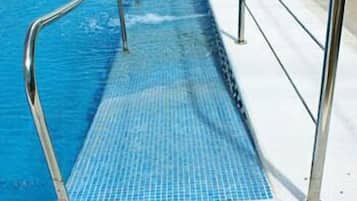 Indendørs pool, åben fra kl. 08.00 til kl. 22.00, liggestole