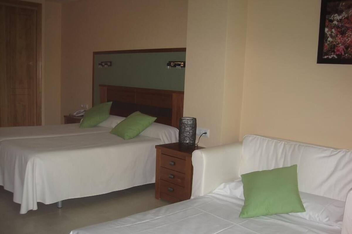 1 bedroom, desk, soundproofing, travel crib
