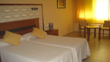 Habitación doble | 1 dormitorio, escritorio, sistema de insonorización y cuna de viaje