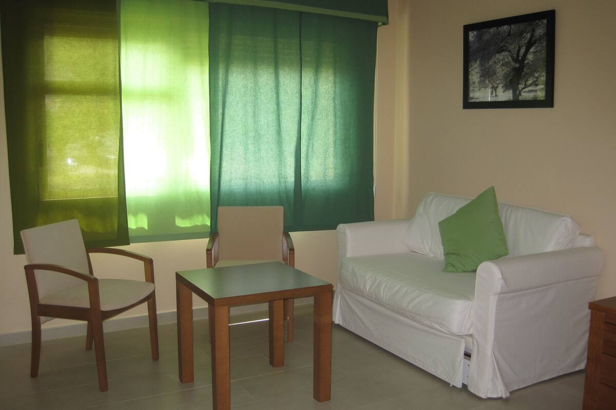 triple room | desk, soundproofing, travel cot, rollaway beds