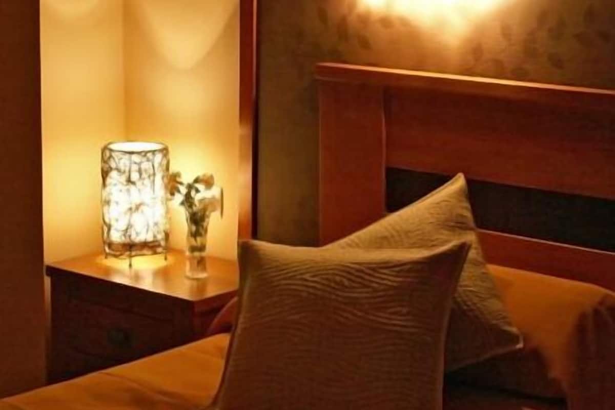 villa | desk, soundproofing, travel cot, rollaway beds