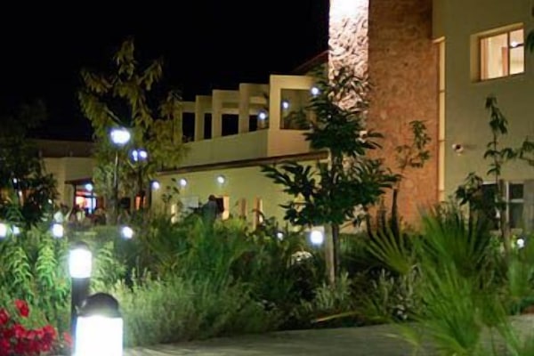 Voorkant accommodatie - avond/nacht