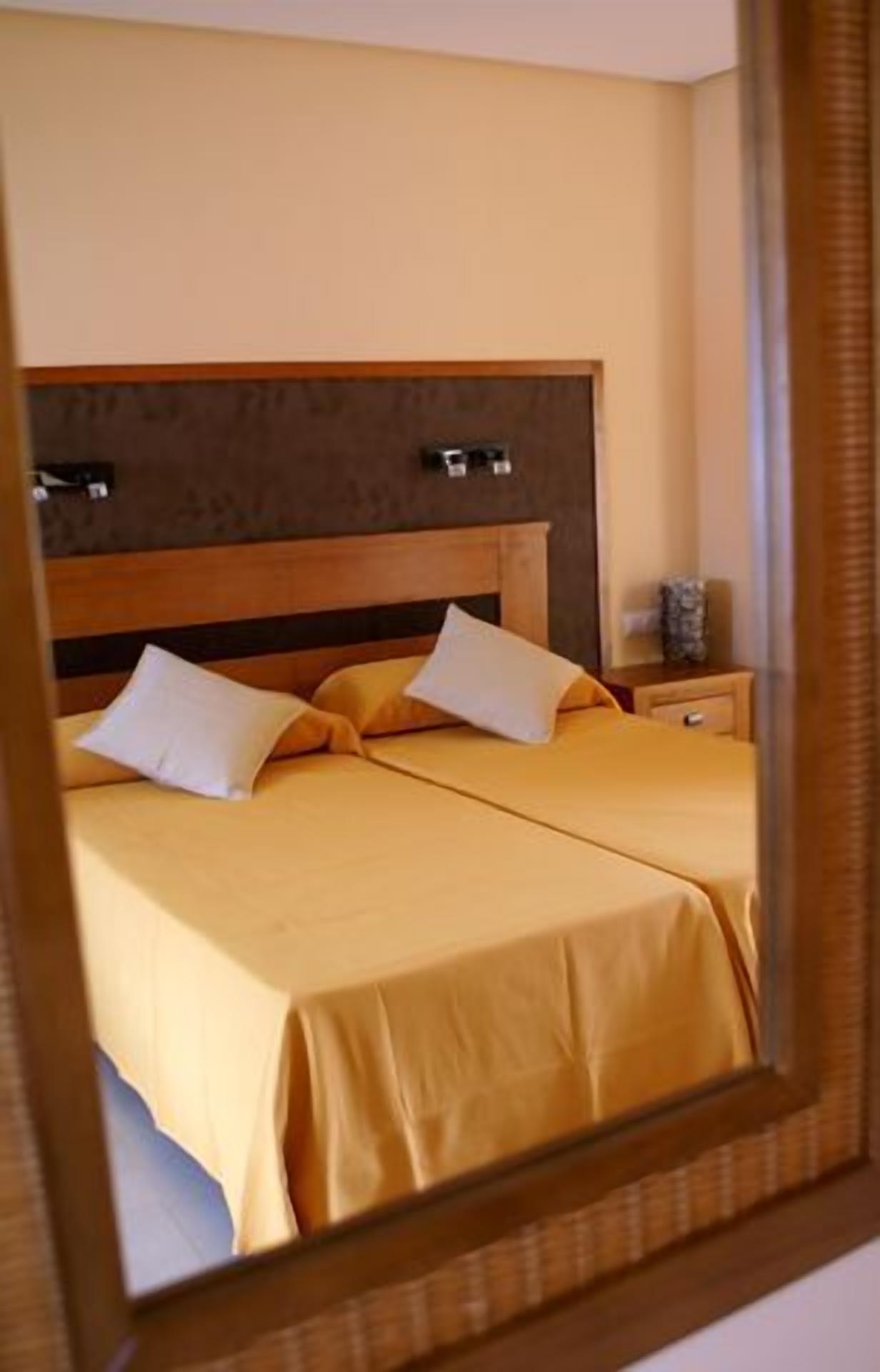 double room | desk, soundproofing, travel cot, rollaway beds