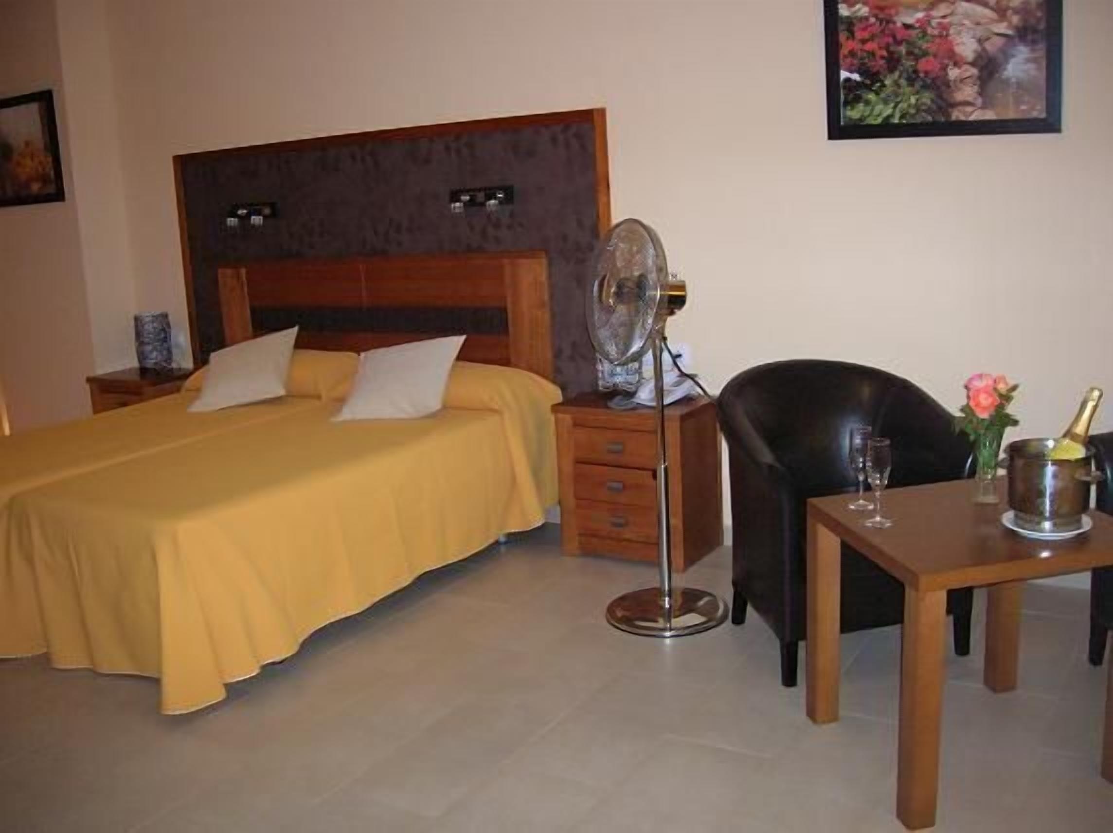 villa | desk, soundproofing, travel cot, rollaway beds