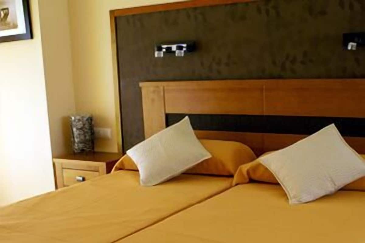 1 habitación, escritorio, sistema de insonorización y cuna de viaje