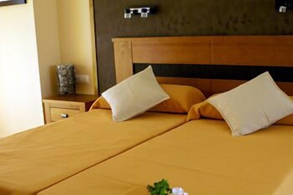 1 bedroom, desk, soundproofing, travel cot