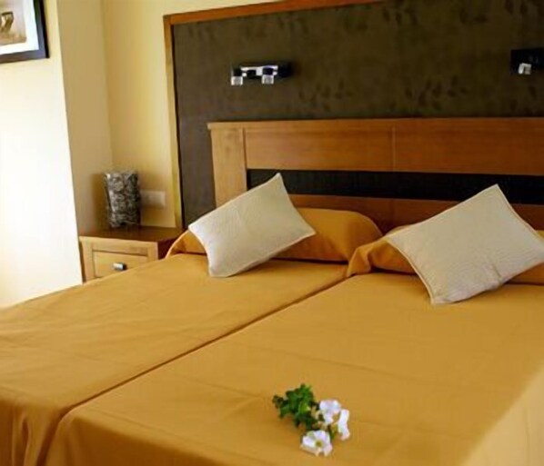 1 bedroom, desk, soundproofing, travel cot