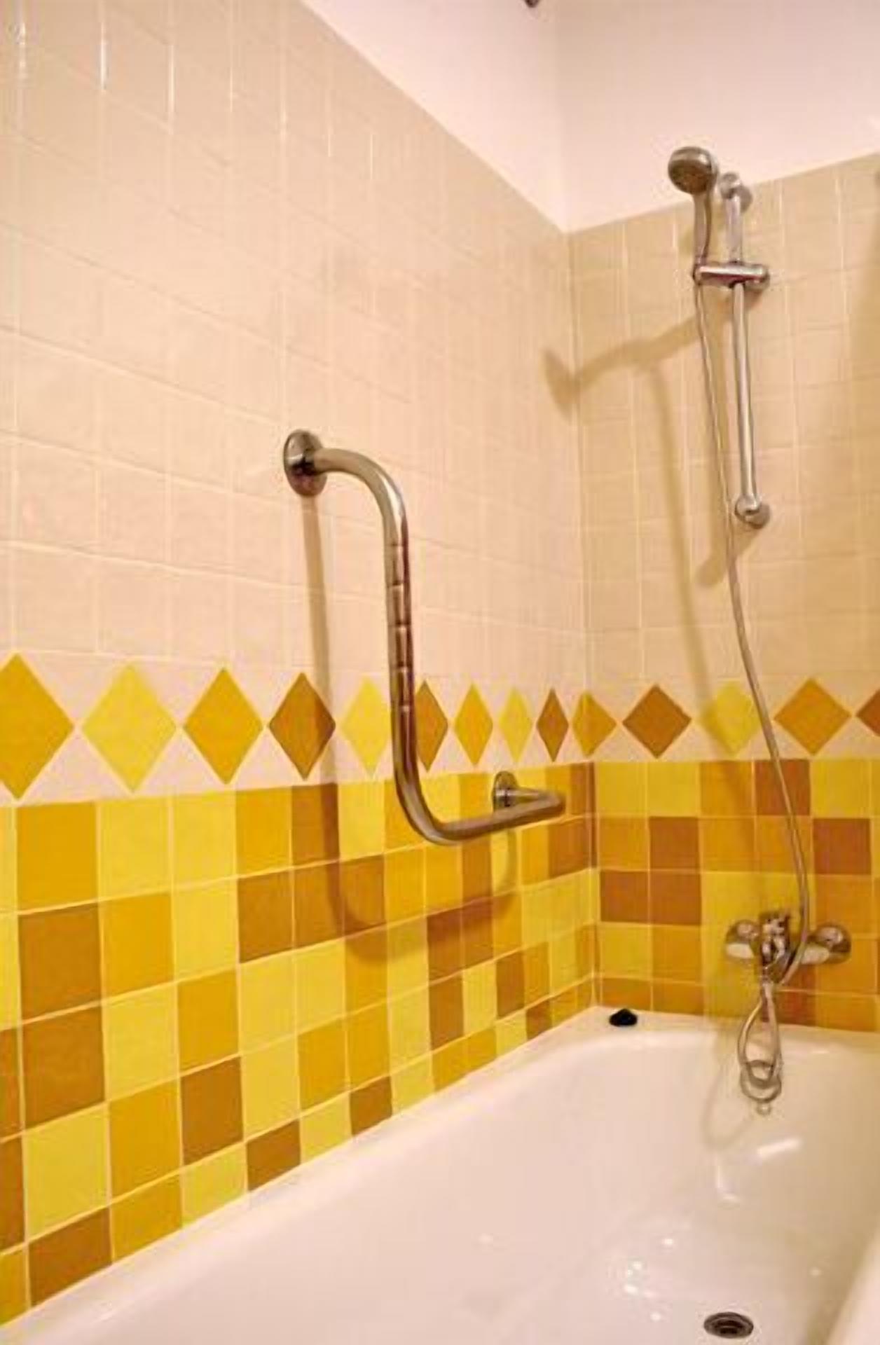 free toiletries, towels