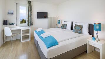 Kamar Double | Meja kerja, tirai kedap cahaya, Wi-Fi gratis, dan seprai linen