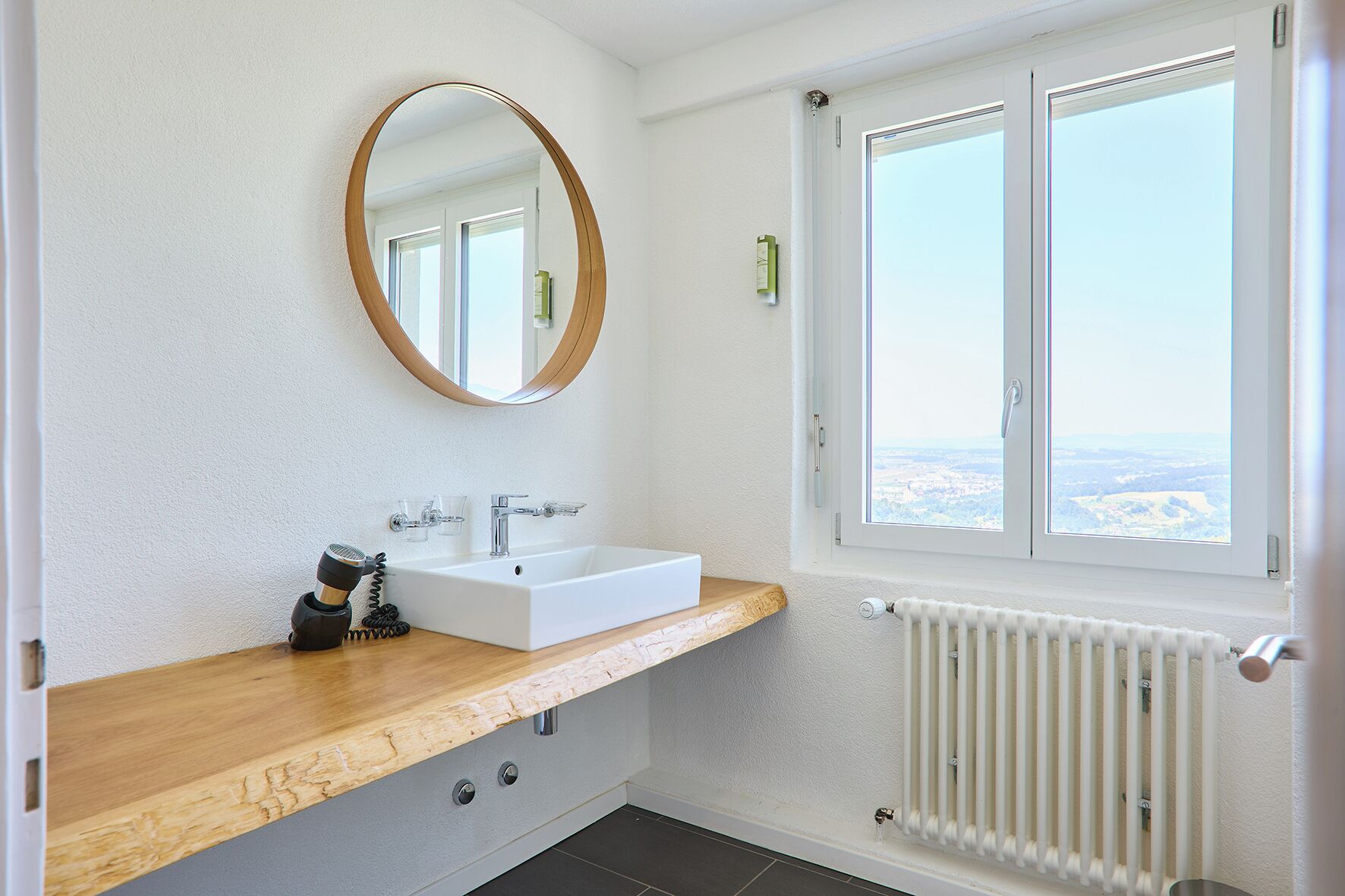 triple room | bathroom | free toiletries, hair dryer, bathrobes, towels