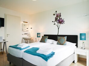 Desk, blackout curtains, free WiFi, bed sheets - Hotel Sonnenberg (Kriens)
