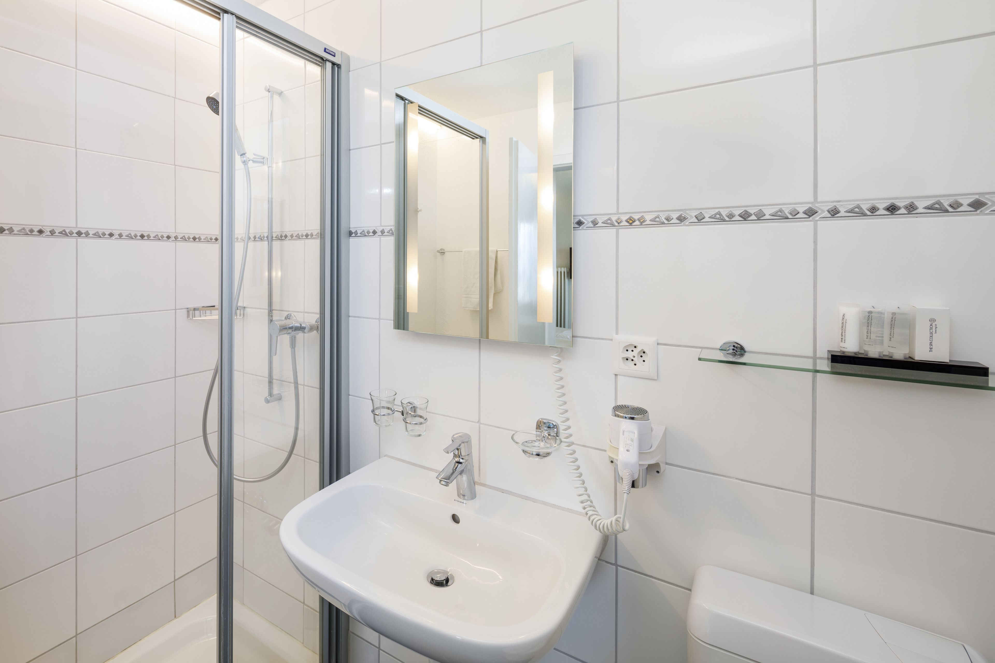 double room | bathroom | free toiletries, hair dryer, bathrobes, towels