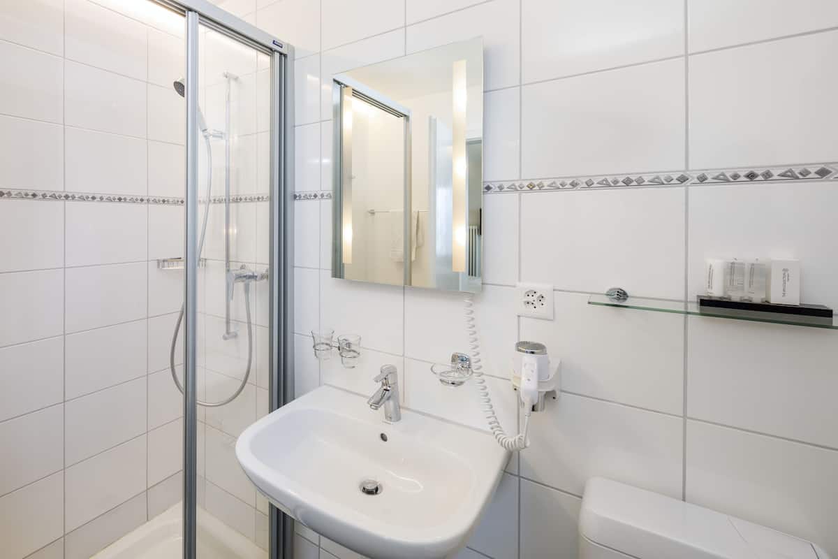 double room | bathroom | free toiletries, hair dryer, bathrobes, towels