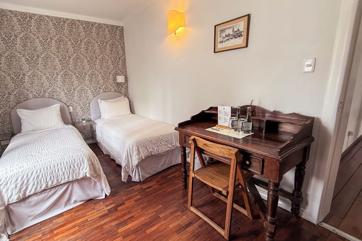 Habitación estándar con 2 camas individuales | Caja fuerte, escritorio, wifi gratis