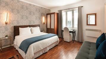 In-room safe, desk, free WiFi