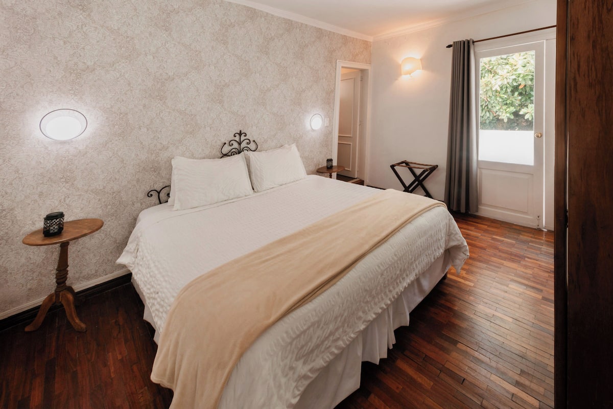 Habitación Deluxe doble, balcón | Caja fuerte, escritorio, wifi gratis