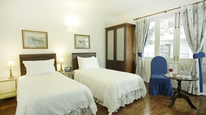 客房内保险箱、办公桌、免费 WiFi