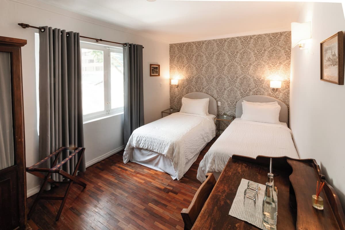 Habitació amb dos llits individuals bàsica | Caixa forta a l'habitació, escriptori i wifi gratuïta