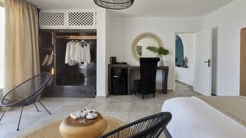 Two Bedroom Villa with Indoor Private Cave Pool | Minibar, caja fuerte, sistema de insonorización