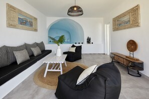 Two Bedroom Villa with Indoor Private Cave Pool | Área de estar | TV de tela plana 32 polegadas com canais via satélite, DVD player