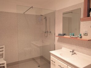 Villa, 1 chambre (Stairs) | Salle de bain | Douche, sèche-cheveux, serviettes fournies