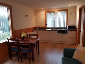 Villa, 2 slaapkamers (1 Queen and 2 Single Beds) | Woonruimte | Lcd-televisie en een dvd-speler